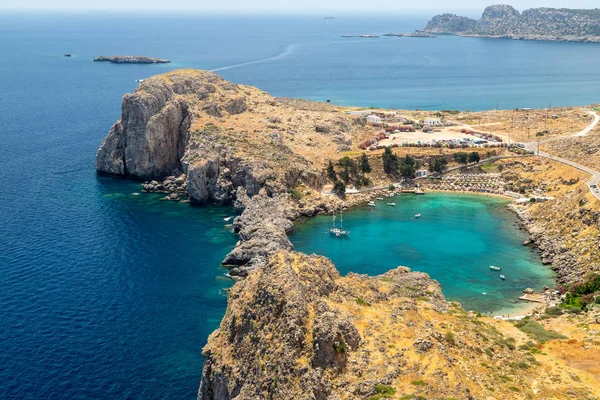 Vista panorâmica da acrópole de Lindos no litoral do — Fotografia de Stock