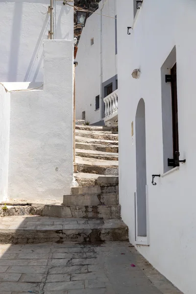Narrow lane with stairs and white houses in Lindos on Greek isla — Stock Photo, Image