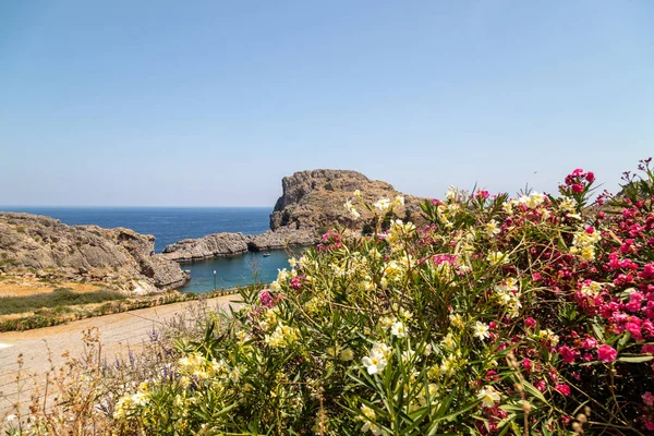 Vista panorámica de la bahía de Saint Pauls en Lindos, isla de Rodas, Grecia — Foto de Stock