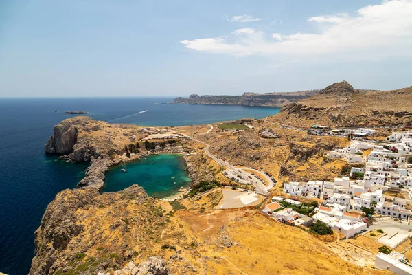 Vista panorámica desde la acrópolis de Lindos en la costa de la — Foto de Stock