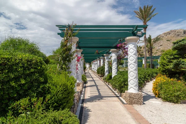 Path with pergola and mosaic pavement at  Kallithea Therms, Kall — Stock Photo, Image