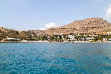 Stegna sahilinde Mediterra 'lı bir teknenin manzarası.