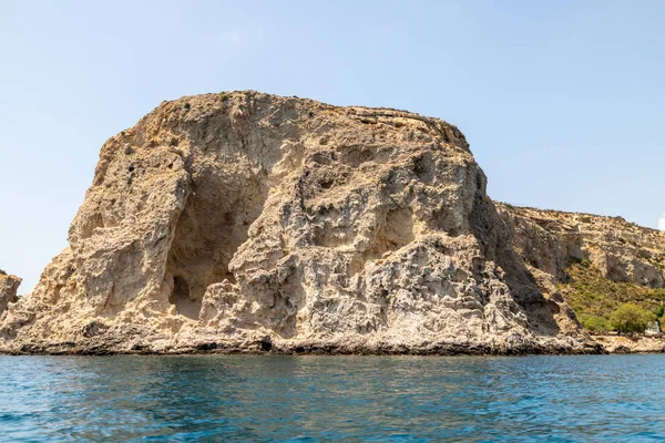 Θέα από ένα μηχανοκίνητο σκάφος στη Μεσόγειο θάλασσα στη βραχώδη coa — Φωτογραφία Αρχείου