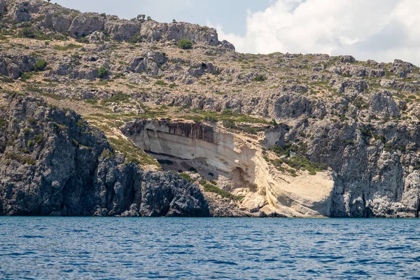 Widok z łodzi motorowej na Morzu Śródziemnym w skalistym kakao — Zdjęcie stockowe