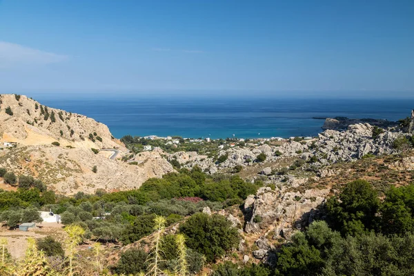 Vista panorámica de la playa de Stegna en la isla Geek Rodas con rocas en — Foto de Stock
