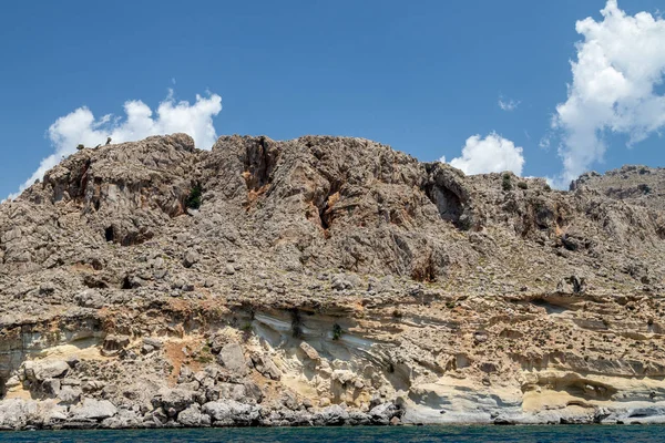 Vista de um barco a motor no mar Mediterrâneo no cacau rochoso — Fotografia de Stock
