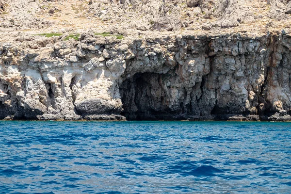 从汽船上俯瞰岩石海岸的地中海 — 图库照片