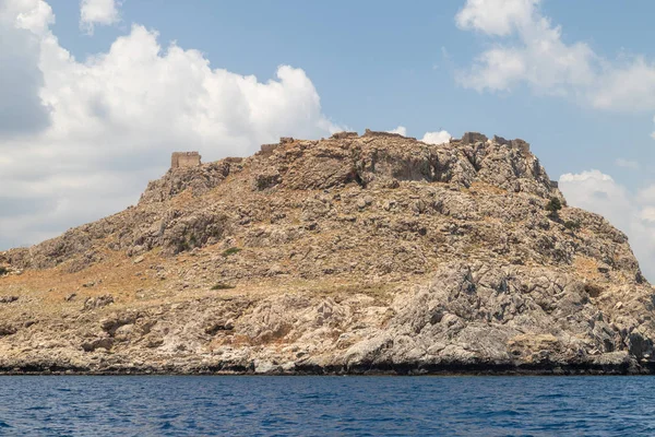 Vista de um barco a motor no mar Mediterrâneo no cacau rochoso — Fotografia de Stock