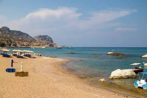 Yunan adasındaki Stegna plajı Kum, güneş gözlüğü ve boa ile Rodos