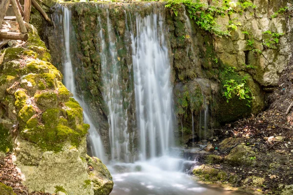 Cachoeira no vale das borboletas (Petaloudes) em Rodes é — Fotografia de Stock
