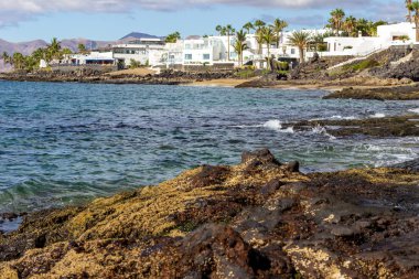 Lanzarote Kanarya Adası 'nda Puerto del Carmen' in Rocky sahili.