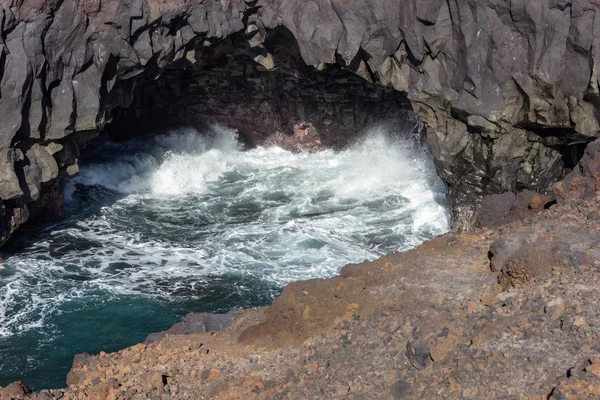Klippig kustlinje Los Hervideros i sydväst om Kanariefågeln Islan — Stockfoto