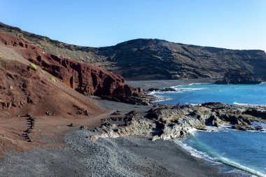 El Golfo kıyılarında kırmızı ve siyah c ile panoramik manzara