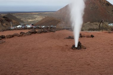 Timanfaya Nationalp 'ta volkanik ısı tarafından üretilen buhar fontaini.