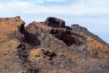 Timanfaya Nationalpa 'daki çok renkli volkanik manzaraya bak