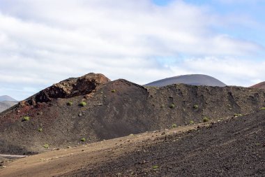 Timanfaya Nationalpa 'daki çok renkli volkanik manzaraya bak