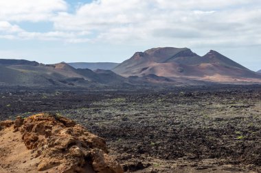 Timanfaya Nationalpa 'daki çok renkli volkanik manzaraya bak