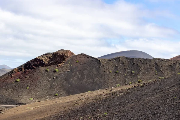 Vista em paisagem vulcânica multi colorido em Timanfaya Nationalpa — Fotografia de Stock