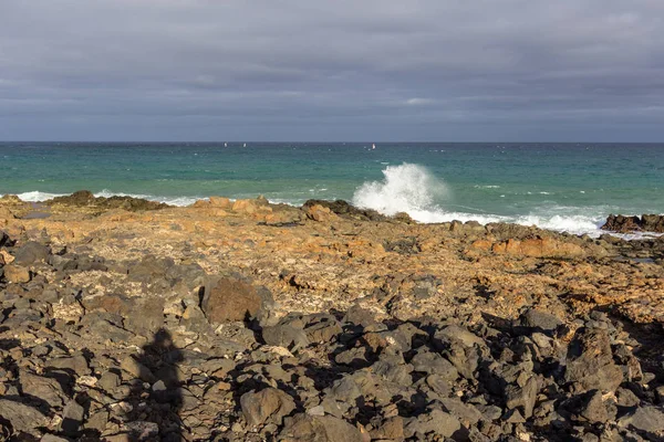 Lava stenar, grov sjö och vatten vågor vid kusten i Costa — Stockfoto