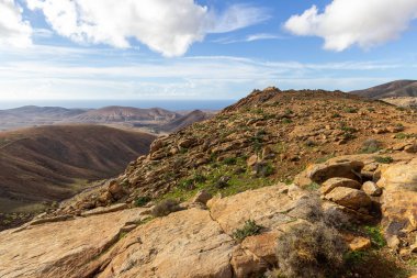 Fu 'da Betancuria ve Pajara arasında panoramik manzara