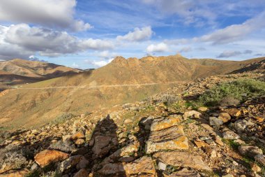 Fu 'da Betancuria ve Pajara arasında panoramik manzara