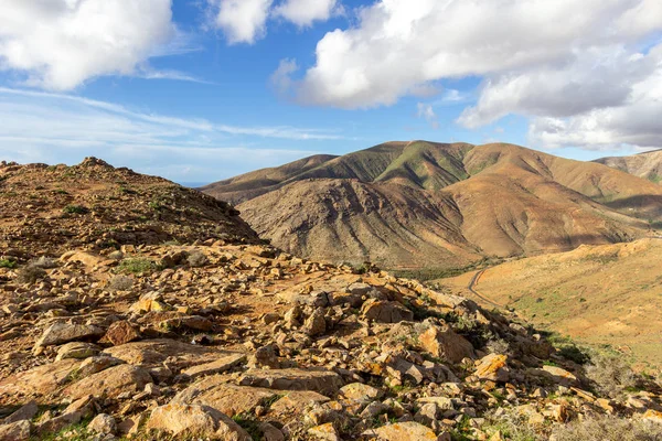 Panoramisch uitzicht op het landschap tussen Betancuria en Pajara op Fu — Stockfoto