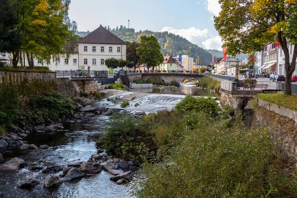 Veduta sulla città St. Blasien, Germania con il fiume Alb, diga a — Foto Stock