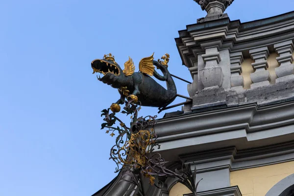 Scultpure d'un dragon avec couronne dorée et ailes dorées sur un boisseau — Photo