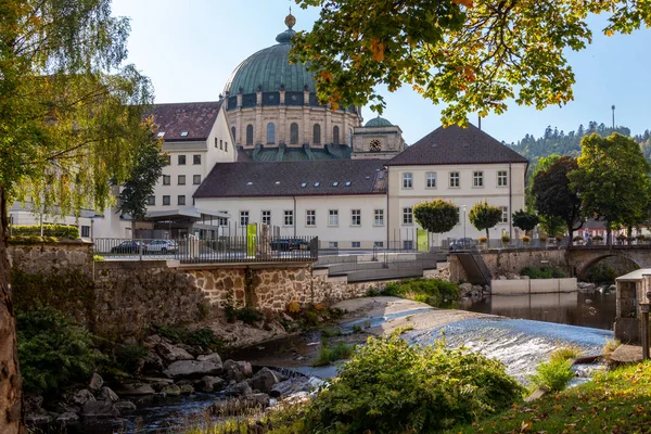 Veduta sulla città St. Blasien, Germania con il fiume Alb, diga a — Foto Stock