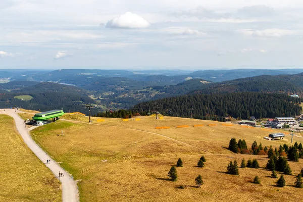 Vista panorâmica da torre de Feldberg na paisagem da Floresta Negra em — Fotografia de Stock