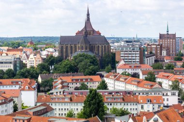 Almanya 'nın Hanseatic kenti Rostock' un yüksek açılı manzarası