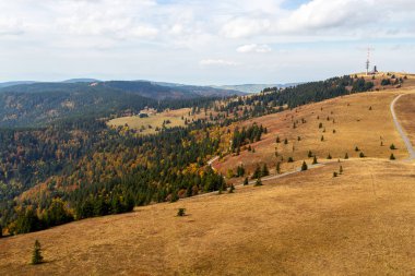 Feldberg Kulesi 'nden sonbaharda Almanya' da Kara Orman manzarası 