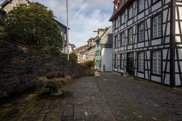 Carretera Estrecha Pavimentada Con Casas Entramado Madera Monschau Eifel Alemania — Foto de Stock