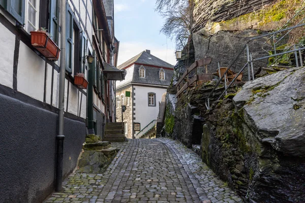 在德国Eifel的Monschau铺路狭窄 有半木住房 — 图库照片