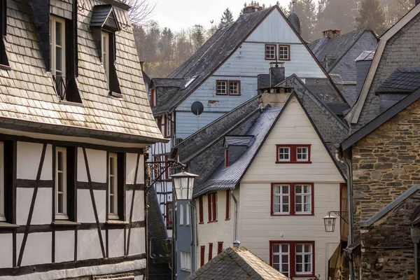 Vista Ciudad Monschau Alemania Con Fachadas Casa Diferentes Materiales — Foto de Stock