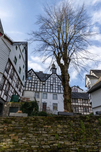 关于德国埃菲尔省Monschau半木制房屋 石墙和树木的看法 — 图库照片