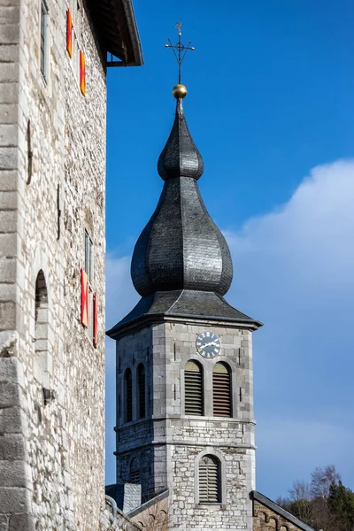 Niski Kąt Widzenia Wieży Kościoła Saint Lucia Stolberg Eifel Niemcy — Zdjęcie stockowe