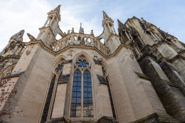 Reims, Fransa 'daki Notre Dame katedralinin bir bölümünde alçak açı görünümü