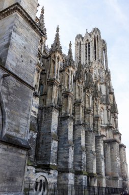 Reims, Fransa 'daki Notre Dame katedralinin bir bölümünde alçak açı görünümü
