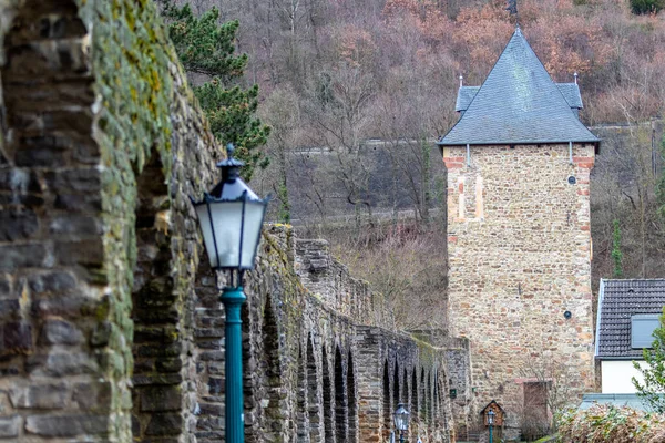 Almanya Nın Bad Muenstereifel Kentindeki Tarihi Şehir Duvarı Kulesi Boyunca — Stok fotoğraf