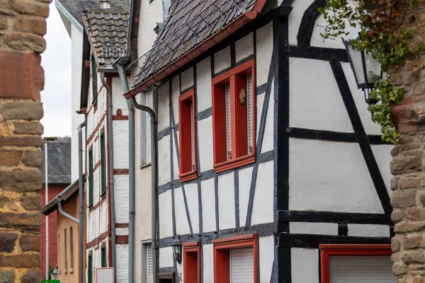 在德国巴登立体声中 通过一排半木结构房屋的拱门眺望 — 图库照片