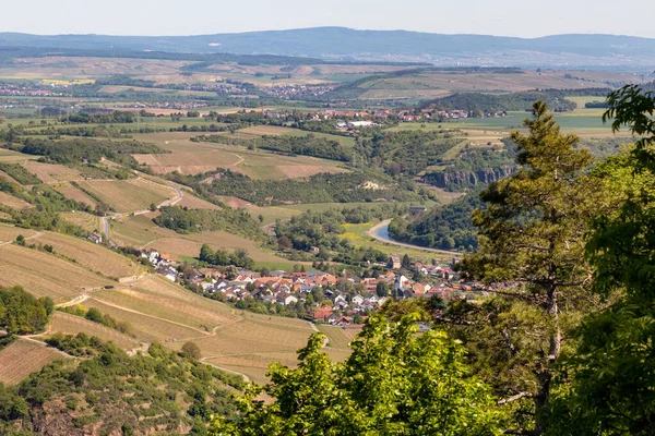 Nehir Nahe, Rhineland-Palatinate, Almanya 'dan Lemberg of Niederhausen' in yüksek açılı manzarası