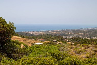 Yunanistan 'ın Rodos adasındaki sahil şeridi ile Asklipio yakınlarındaki manzaranın manzarası