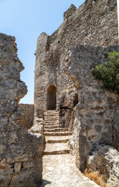 Tarihi duvarları ve taş merdivenleri olan Asklipio Kalesi 'nin bir parçası. 