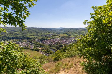 Rotenfels of Bad Muenster am Stein Ebernburg 'dan yüksek açılı manzara Nahe Nehri, Germnay