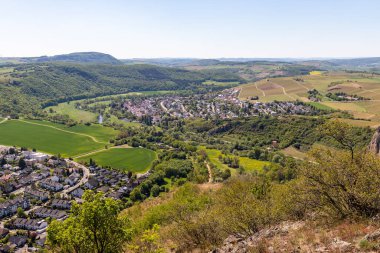 Almanya 'nın Nahe Nehri' ndeki Bad Muenster am Stein Ebernburg 'un yüksek açılı manzarası.