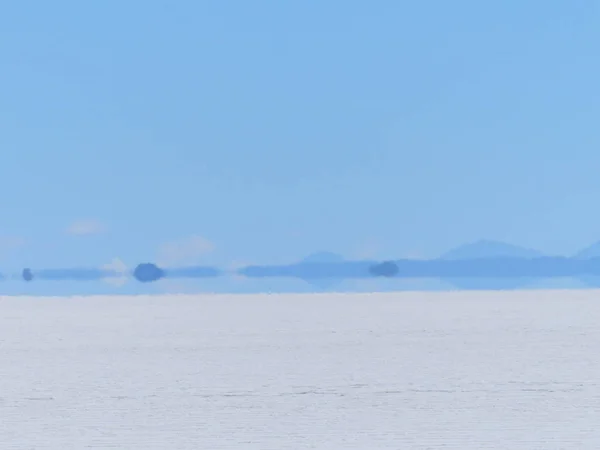 ウユニ塩沼の暑い日にはミラージュ現象があります — ストック写真