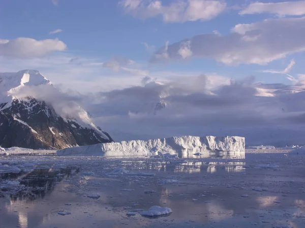 Iceberg Solitário Está Vagando Lentamente Perto Costa Península Antártica — Fotografia de Stock