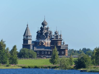 Kizhi 'nin ahşap kompleksi Rus mimarisinin gururudur.