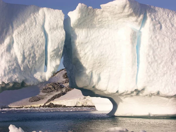 빙산은 근처에서 서서히 이동하고 — 스톡 사진